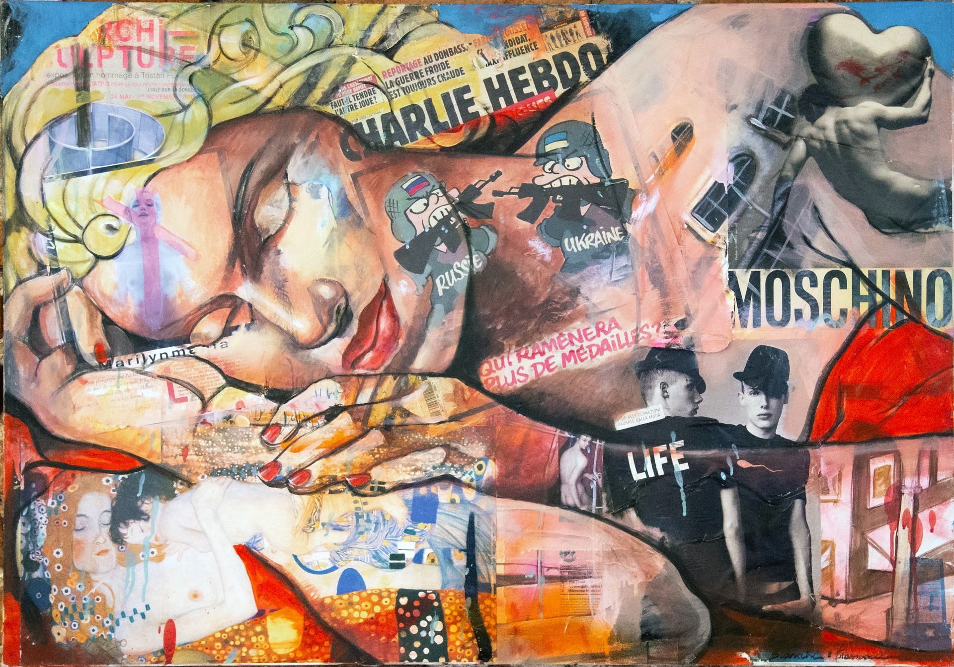 Collage a tecnica mista su muro di mattoni raffigurante una donna addormentata, riferimenti a Charlie Hebdo, il logo Moschino e figure armate.