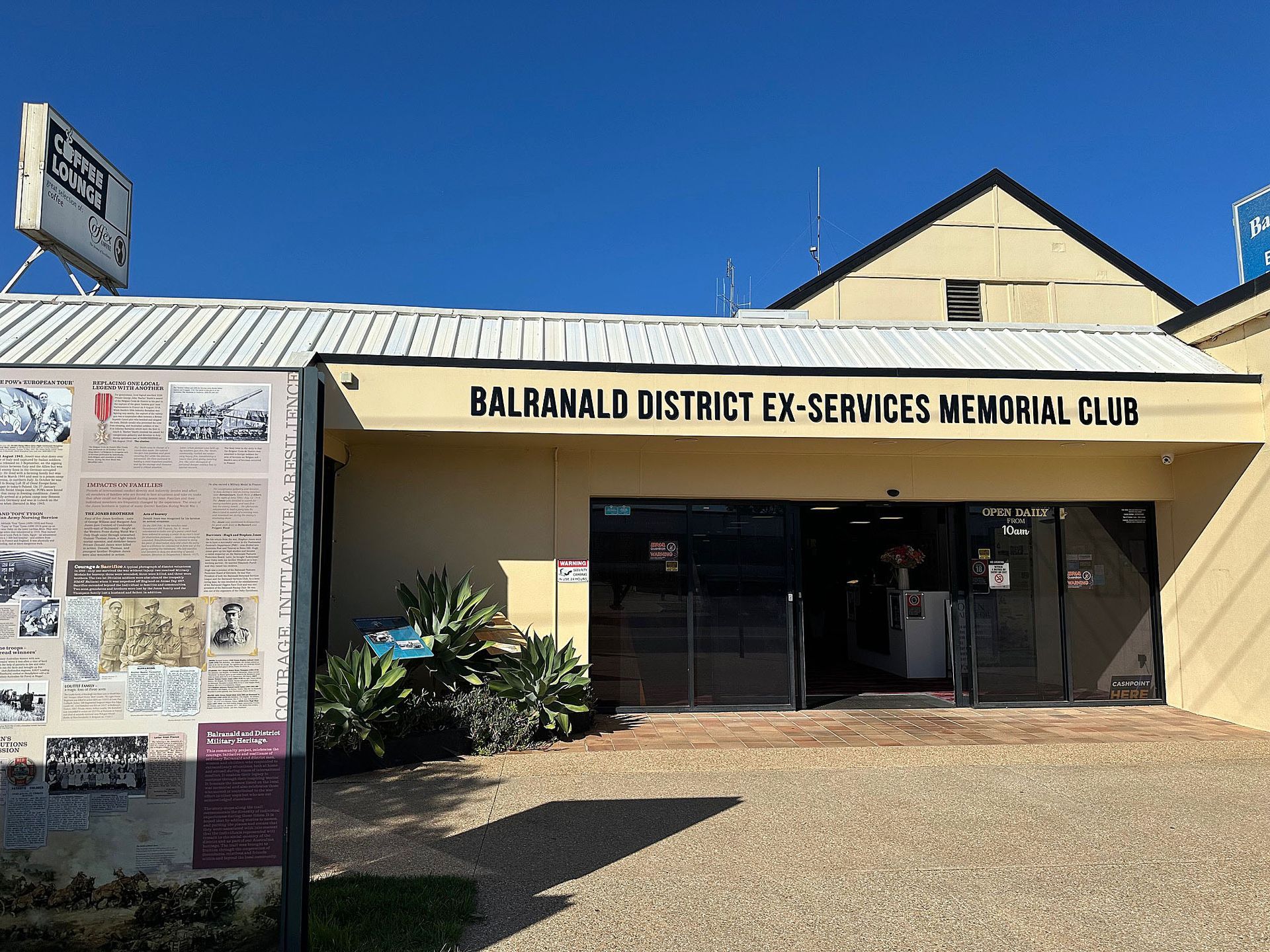A building with a sign that says Balranald District Ex-Services Memorial Club