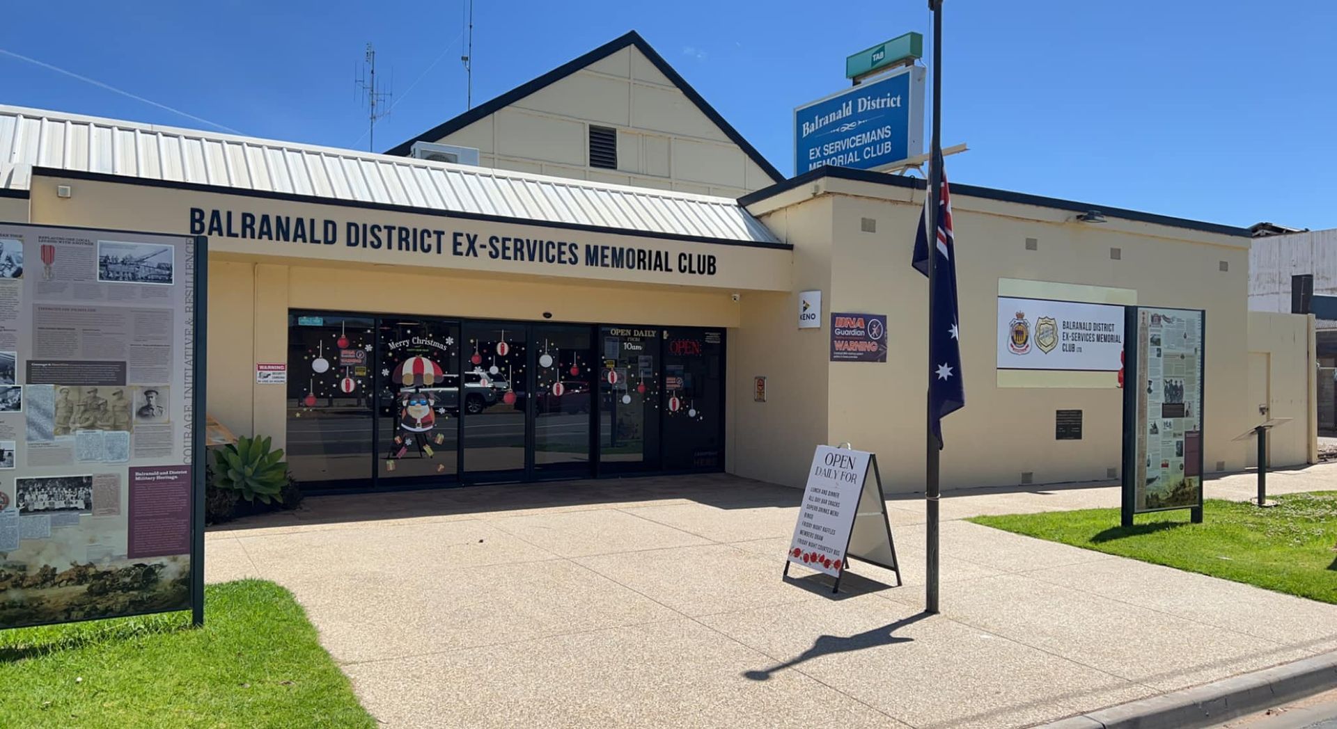 A building with a sign that says 'Balranald District Ex-Services Memorial Club' on it