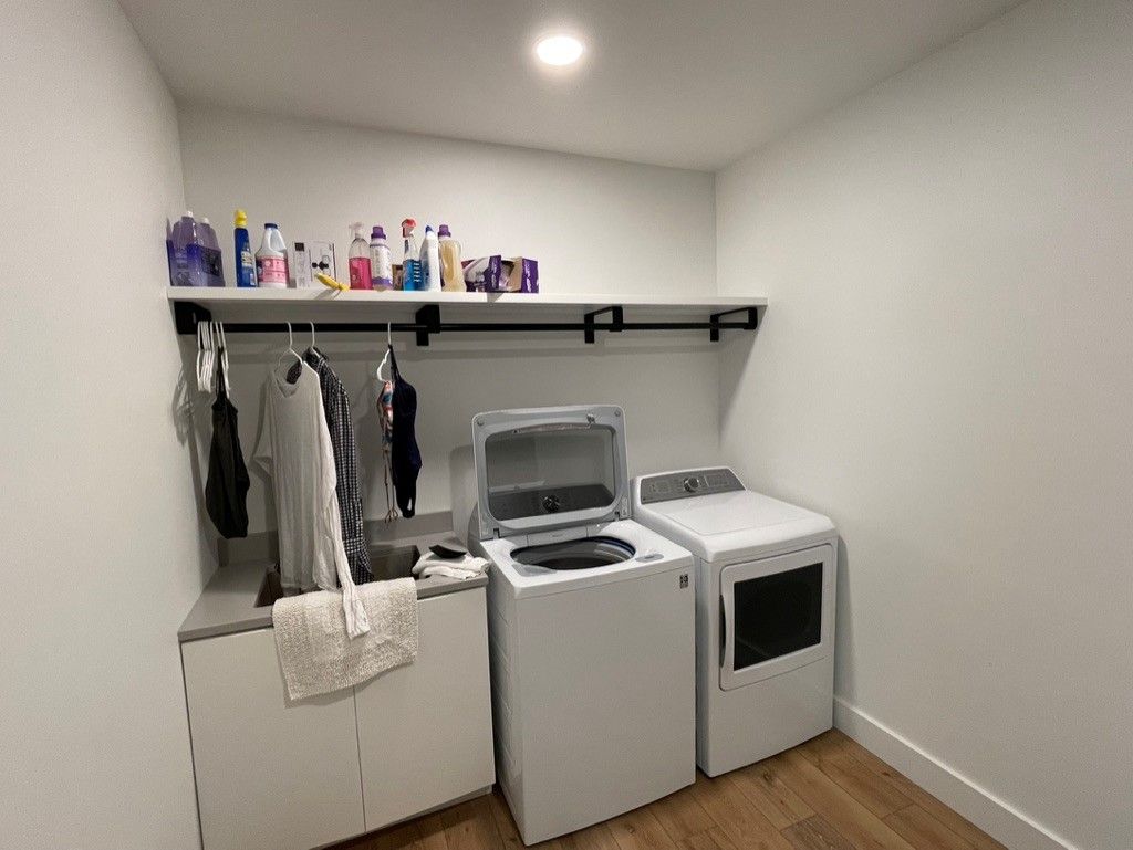An artist 's impression of a laundry room with a washer and dryer.