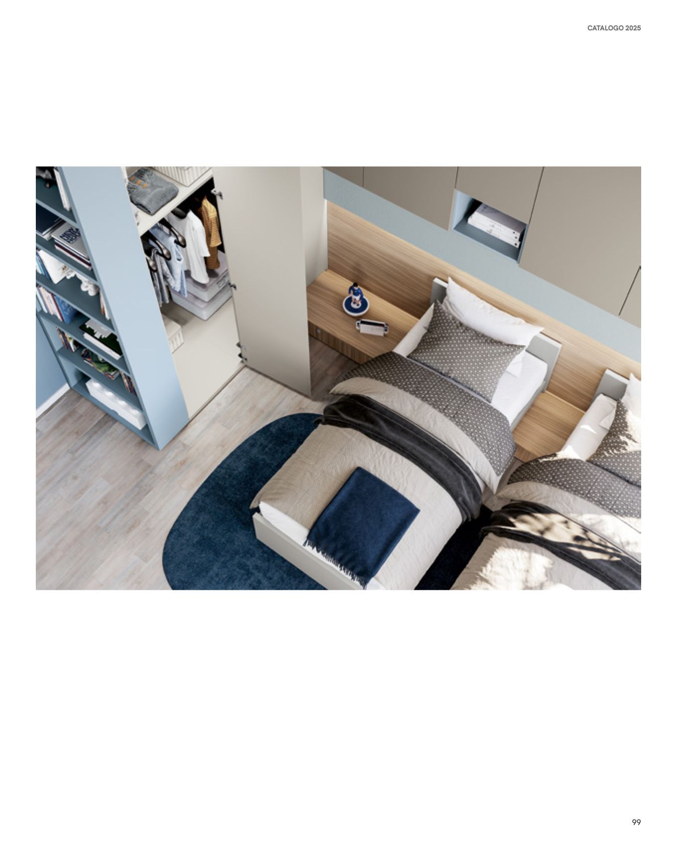 Camera da letto con letto, tappeto blu, armadio a muro e dettagli nei toni del grigio e del legno.