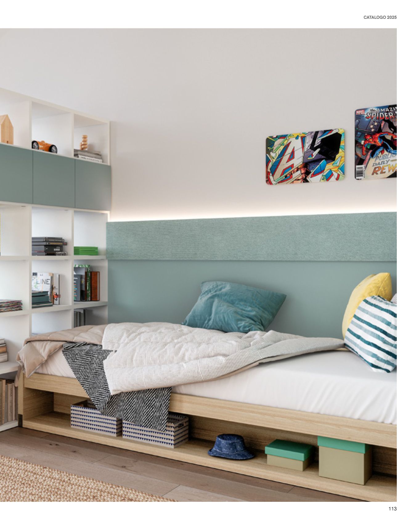 Camera da letto con letto in legno chiaro, dettagli color verde acqua, scaffali integrati e opere d'arte colorate.