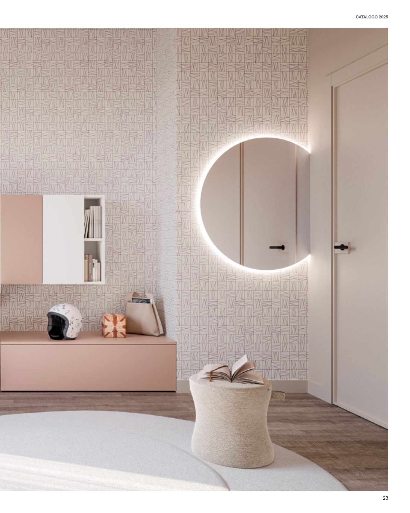 Una stanza moderna con una panca contenitore color cipria, uno specchio rotondo retroilluminato e una parete strutturata.