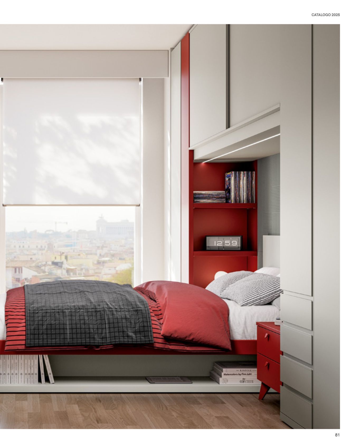 Camera da letto con dettagli rossi e bianchi, letto vicino alla finestra, scaffali e contenitori integrati