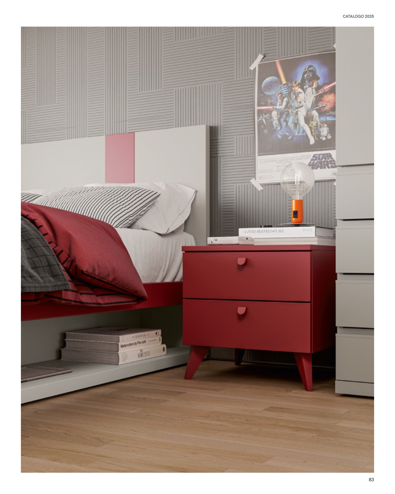 Camera da letto con dettagli rossi: letto, comodino e poster di Star Wars.
