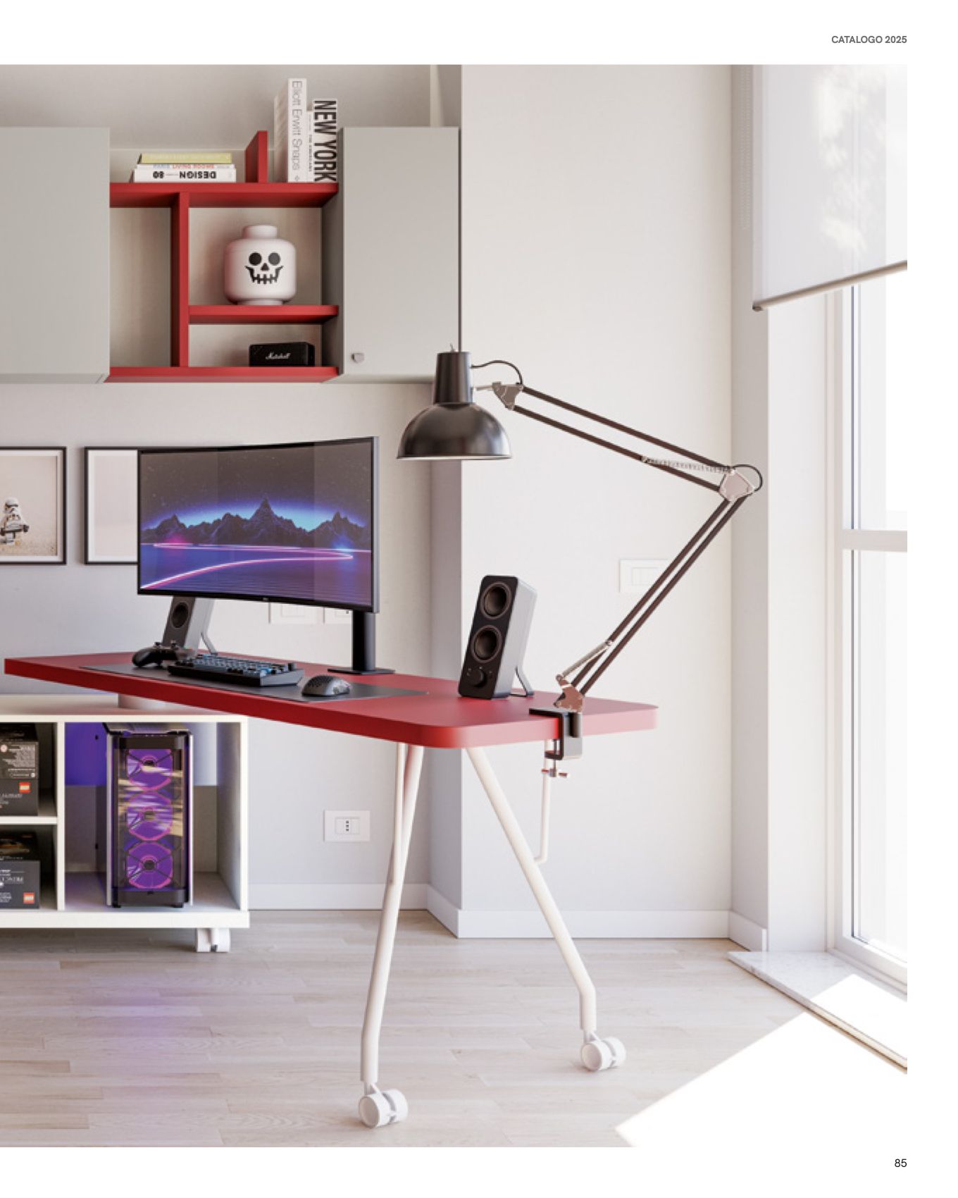Scrivania rossa con computer, lampada a collo di cigno e scaffali. Un moderno ufficio in casa con finestra.