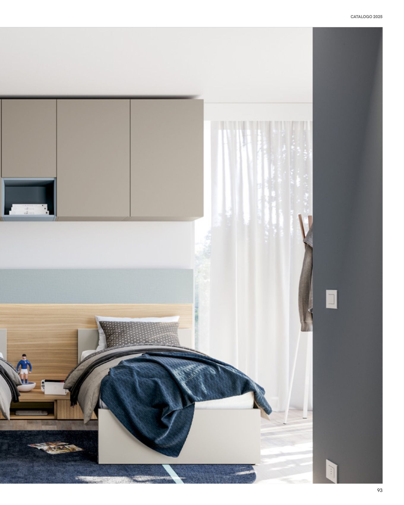 Camera da letto con due letti singoli, testiere color cuoio, dettagli blu e un grande armadio.