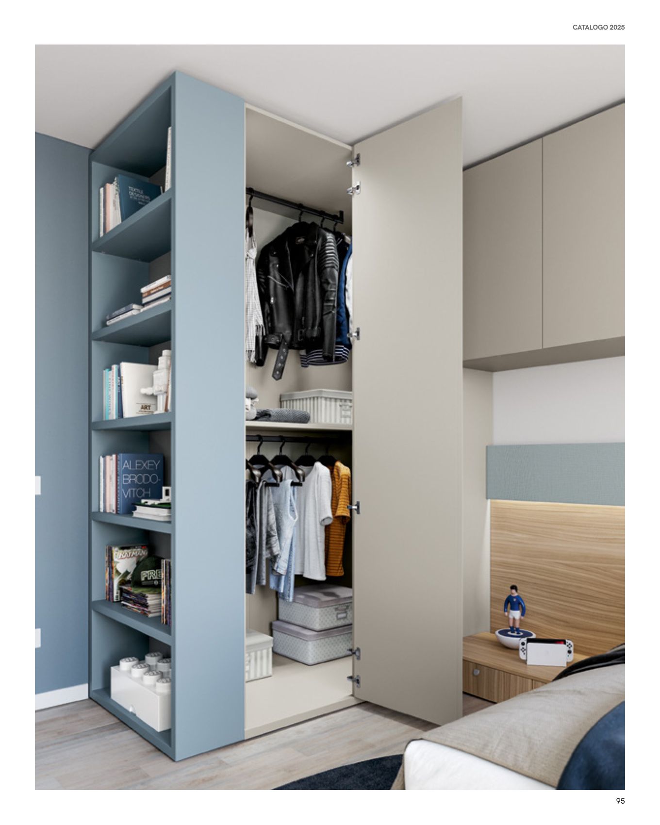 Armadio a muro blu e beige con ripiani e abiti appesi; ambiente della camera da letto.