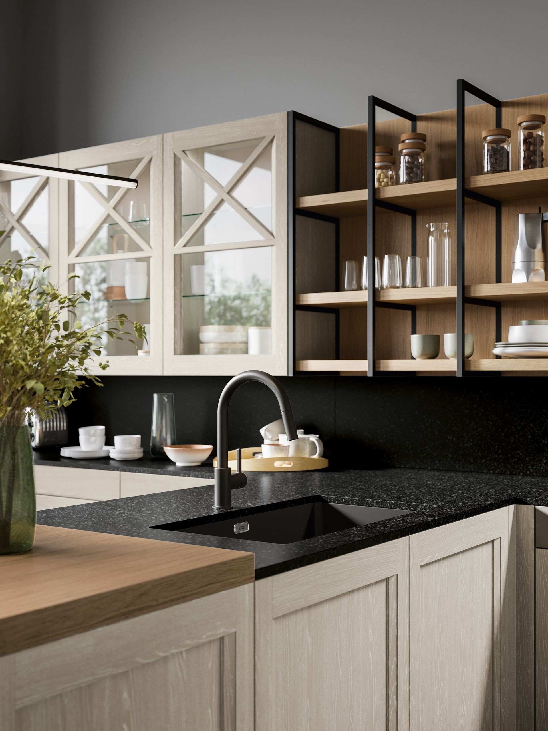 Cucina con mobili in legno chiaro, ripiani neri e scaffali a vista.