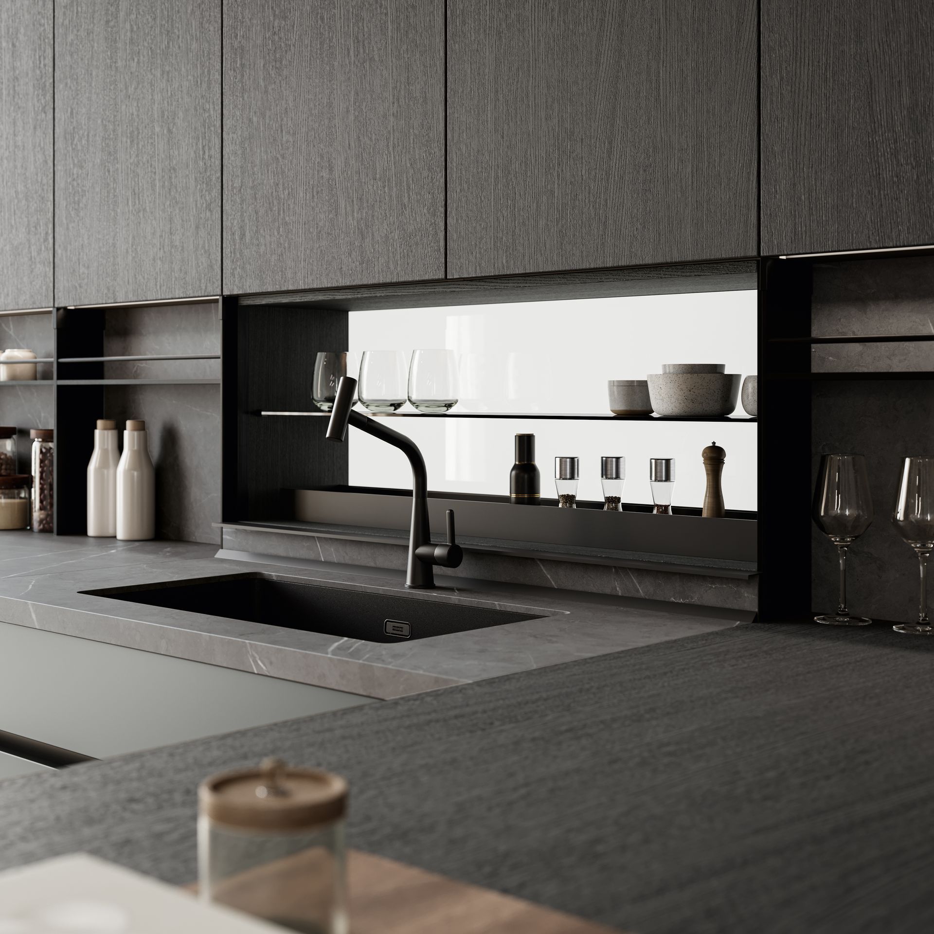 Cucina moderna e scura con mobili, piano di lavoro e lavello neri. Piatti e bicchieri sugli scaffali.