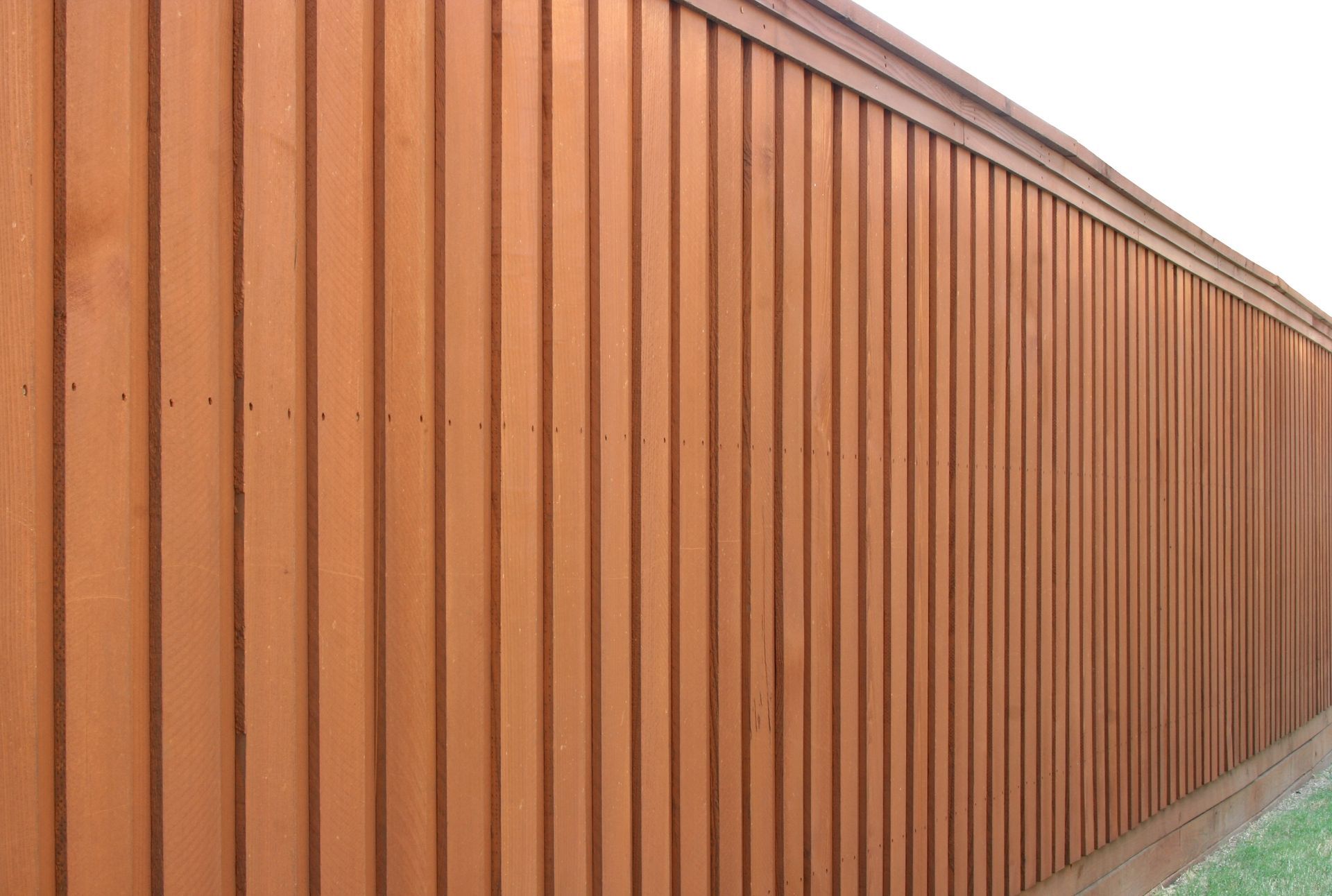 Angled view of a cedar fence.