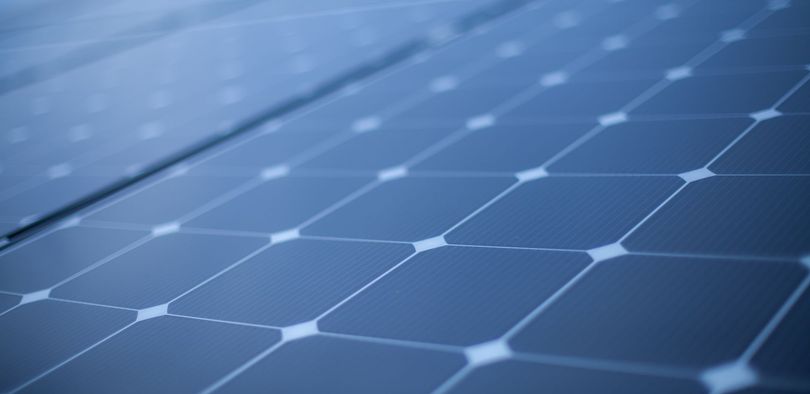 Gros plan sur des cellules de panneau solaire de teinte bleue.