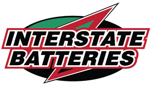 Logo d'Interstate Batteries avec texte rouge, noir et blanc sur fond ovale vert et noir, orné d'un éclair rouge incliné.