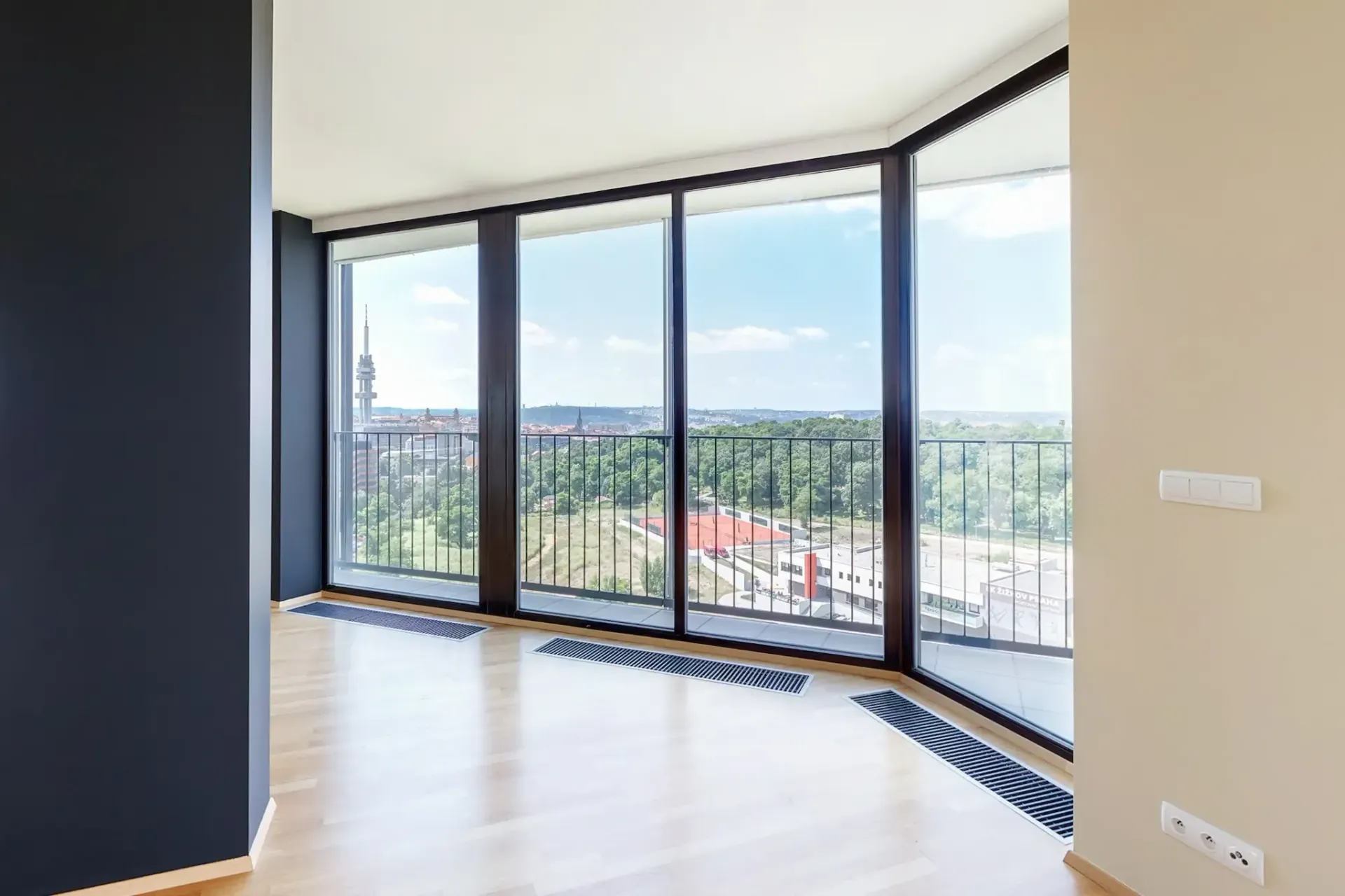Stanza moderna vuota con finestre a tutta altezza e vista sulla città