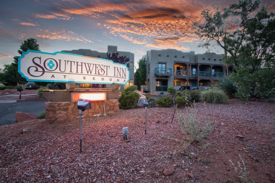 Southwest Inn Sedona sign in front of the building, marking the hotel’s entrance