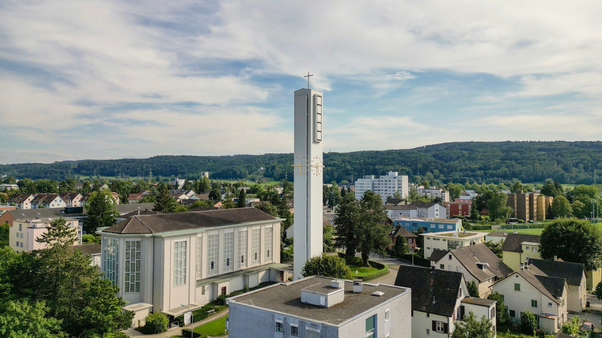 Luftaufnahme der Kirche von Dübendorf mit Umgebung.