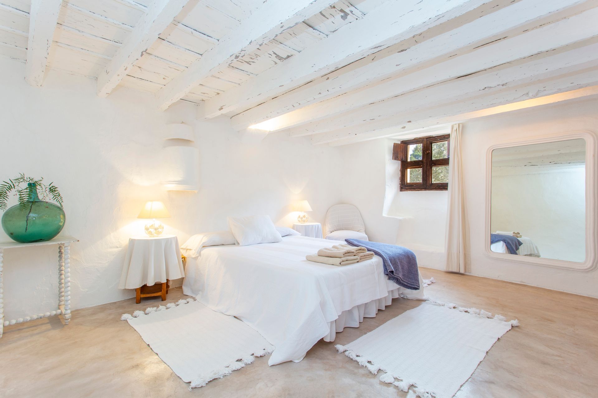 White queen room at Son Rullan SE retreat