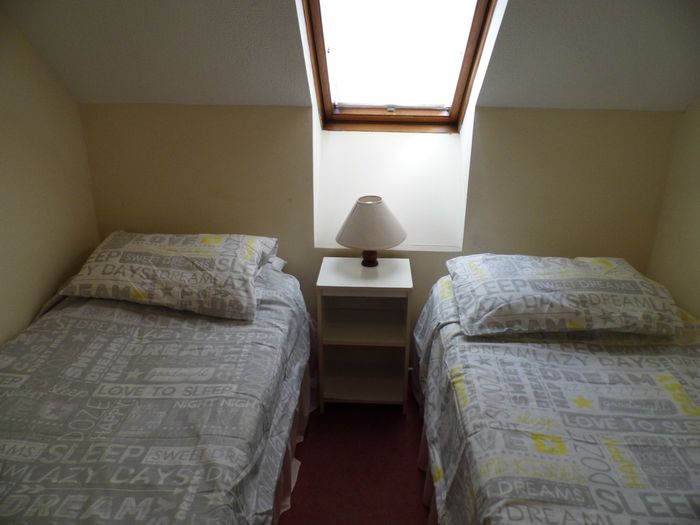 Albion Cottage twin bedroom with 2 full size single beds.