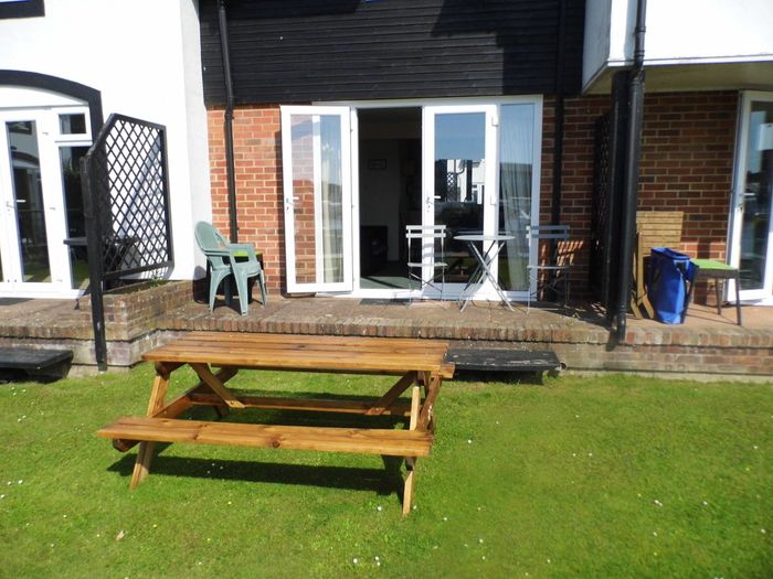 Albion Cottage terrace, picnic table and garden.