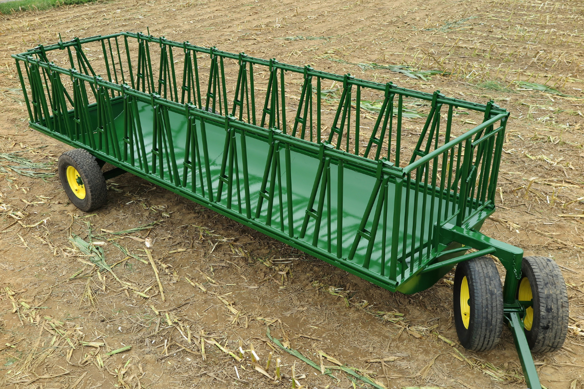 Stoltzfus headlock feeder wagon for cattle and livestock Green