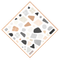 Un design di piastrelle a forma di diamante caratterizzato da un motivo terrazzo di varie forme geometriche nei colori beige, grigio e antracite scuro.