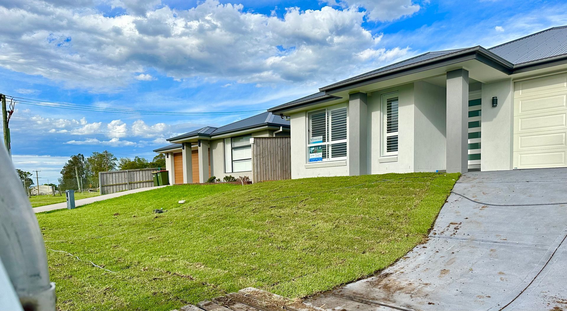 Suburban house with green lawn — Edmonds Turf in Louth Park, NSW
