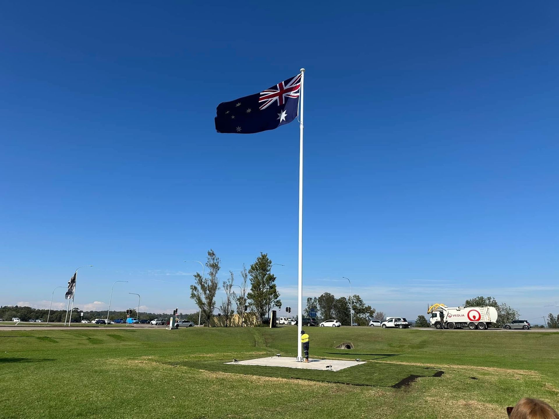 Australian Flag on a Tall Pole in a Grassy Field — Edmonds Turf in Louth Park, NSW