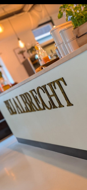 Een bord met gouden letters waarop 