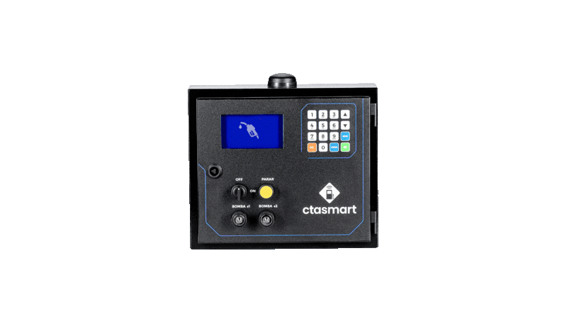 Painel de controle industrial preto com display azul, teclado e interruptores sobre fundo branco.