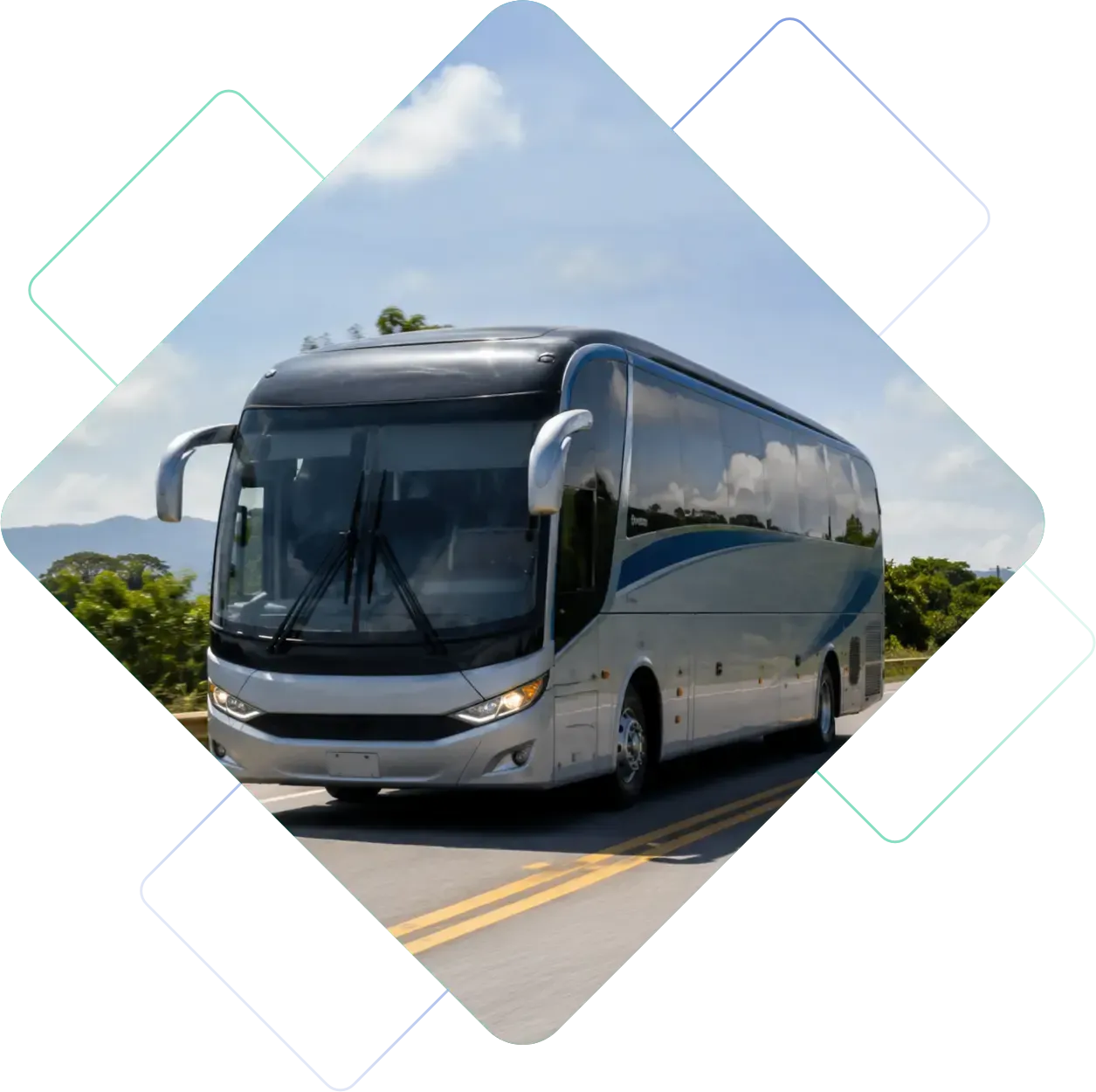 Um ônibus de turismo prateado trafegando em uma estrada ensolarada, visto dentro de uma moldura em forma de diamante.
