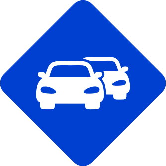 Sinal de trânsito em forma de diamante azul com dois carros brancos, indicando zona de ultrapassagem ou tráfego em mão dupla.