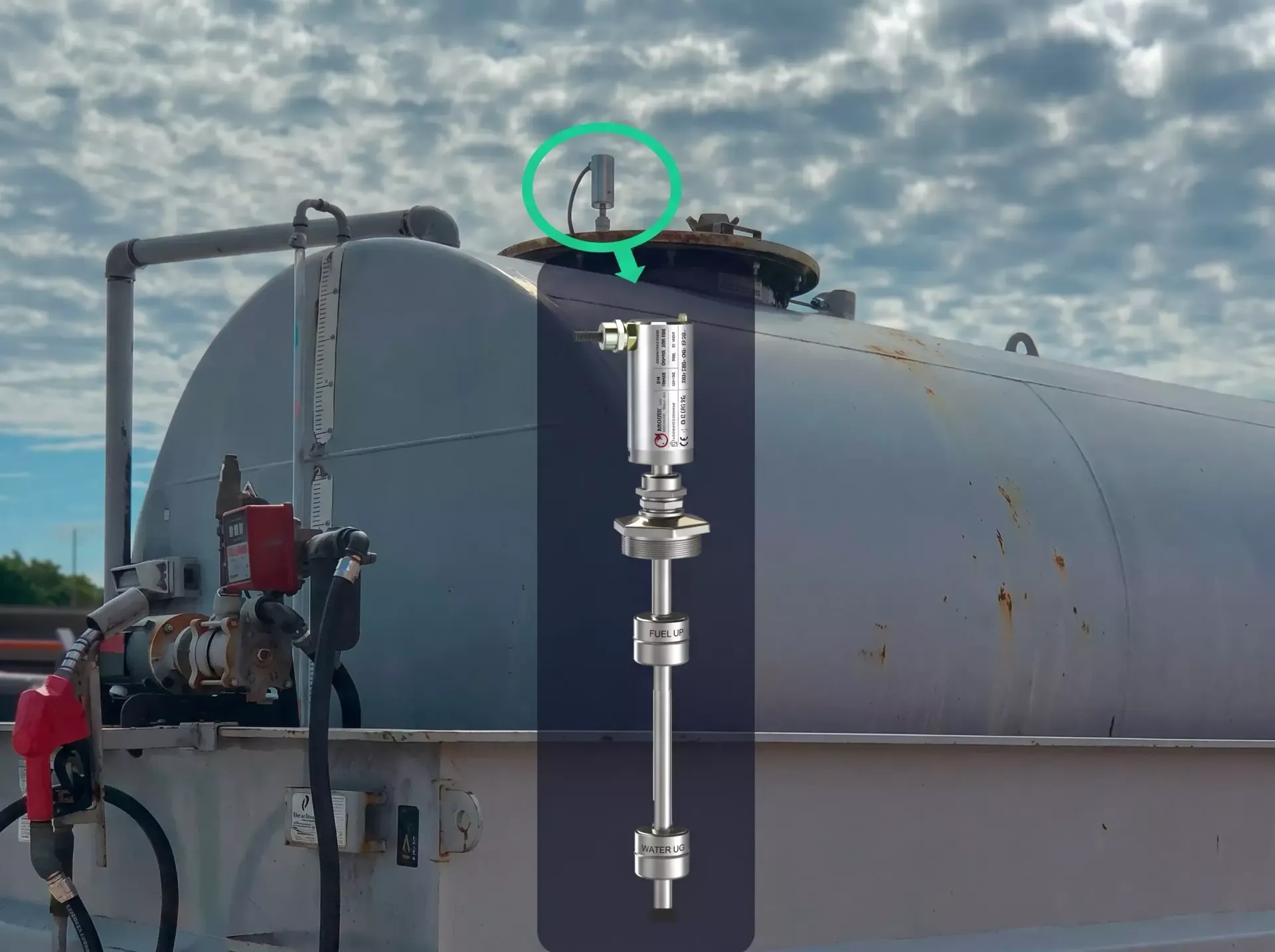 Exterior de tanque industrial com sonda de sensor destacada em verde na conexão superior.