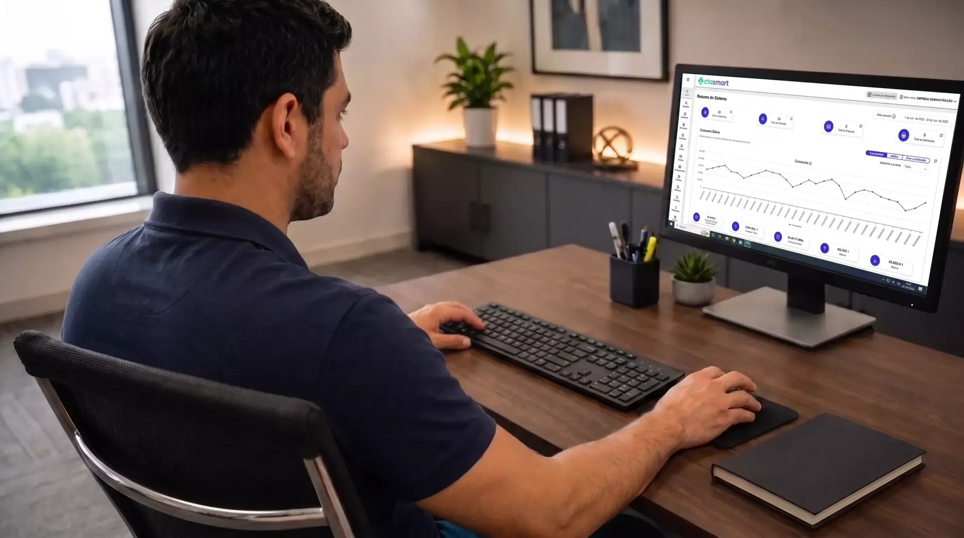 Pessoa trabalhando em uma mesa com dois monitores.