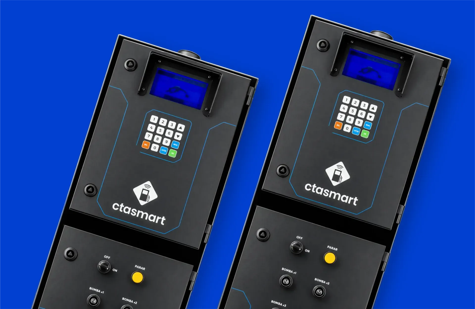 Dois terminais de pagamento CoinSmart pretos com telas e teclados azuis sobre um fundo azul.