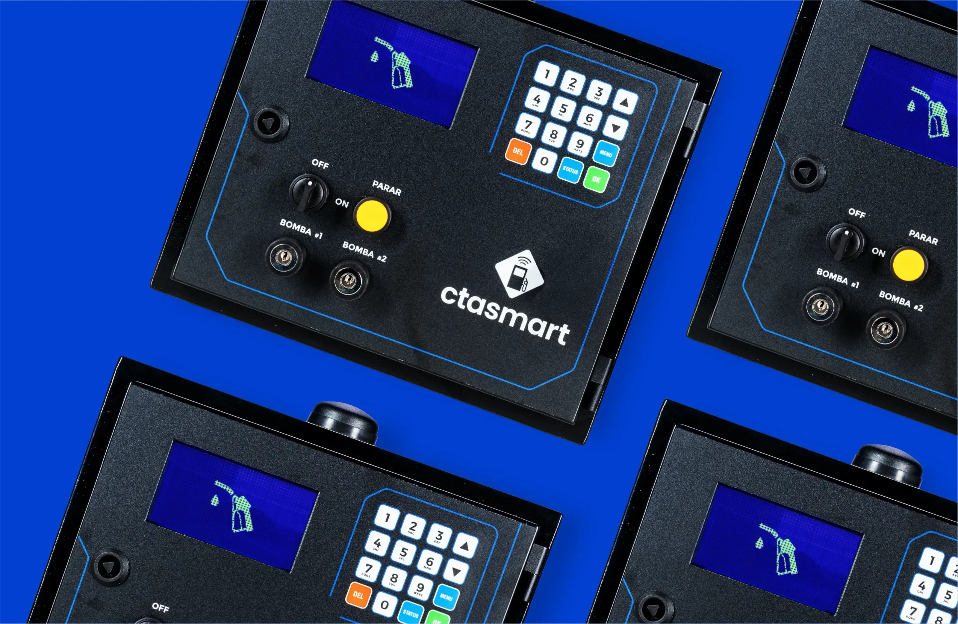 Painéis de controle azuis montados na parede com teclados e botões amarelos com a inscrição “citsmart”.