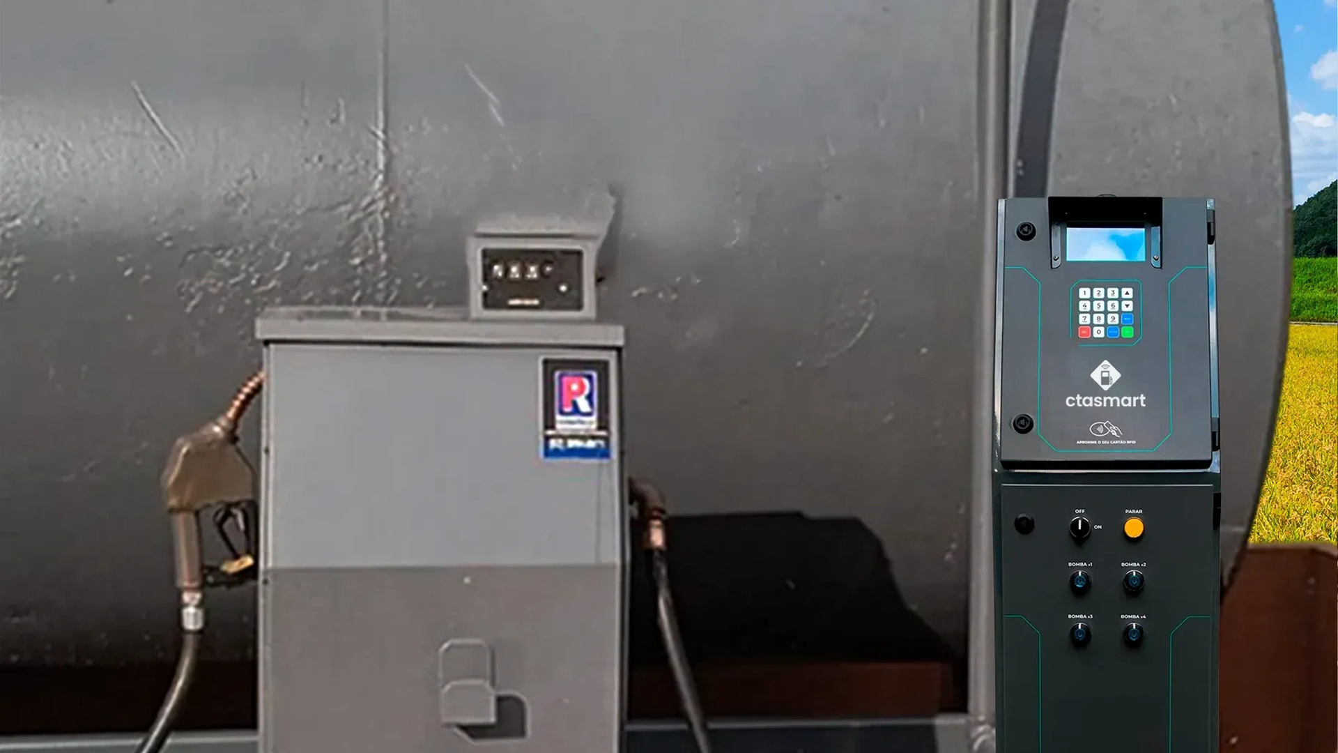 Painel de controle de máquina industrial com equipamentos cinza e um visor alto com teclado preto em uma parede de fábrica.