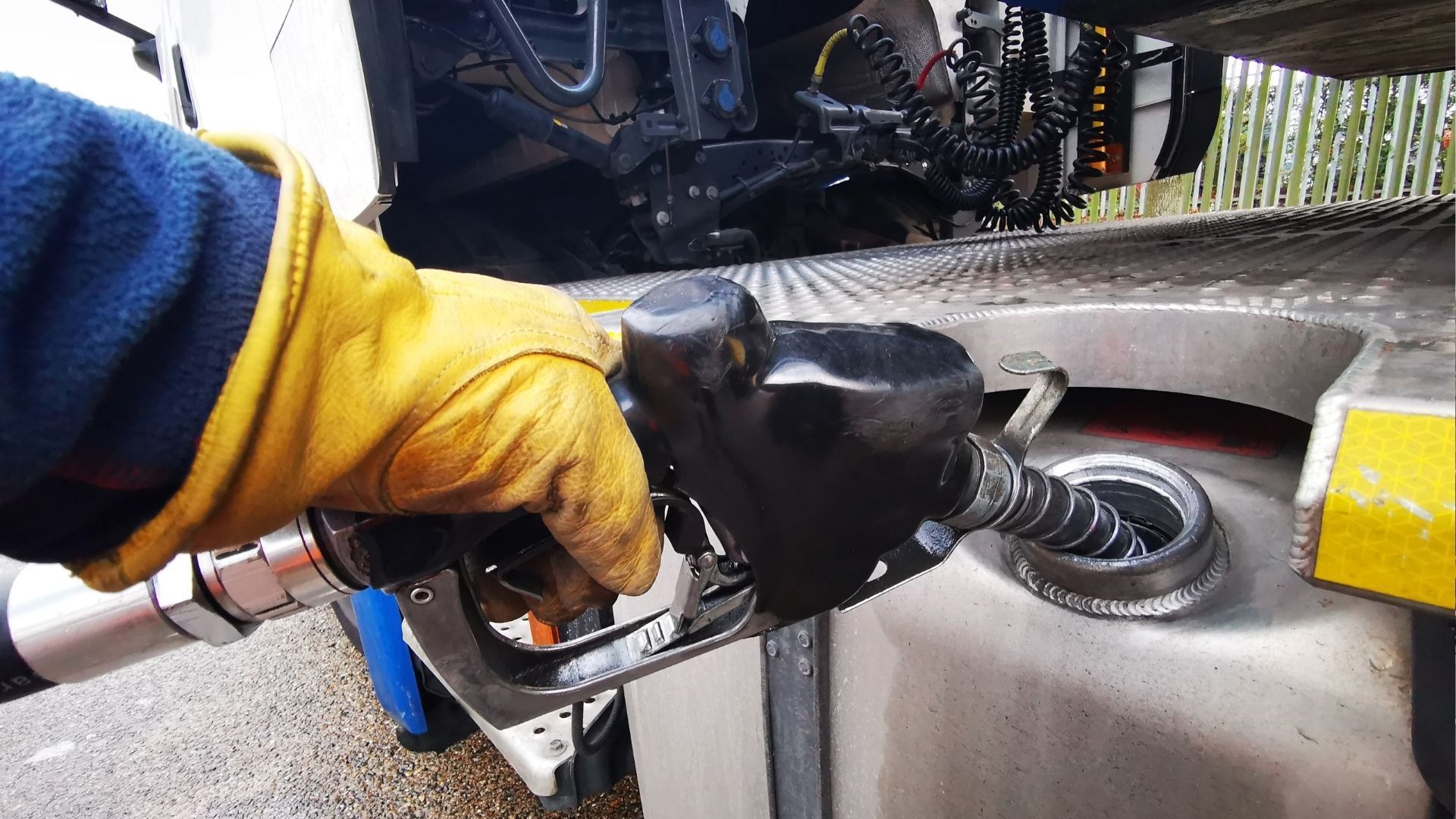 Abastecimento de caminhão com controle de combustível para evitar furtos e desvios em frotas.