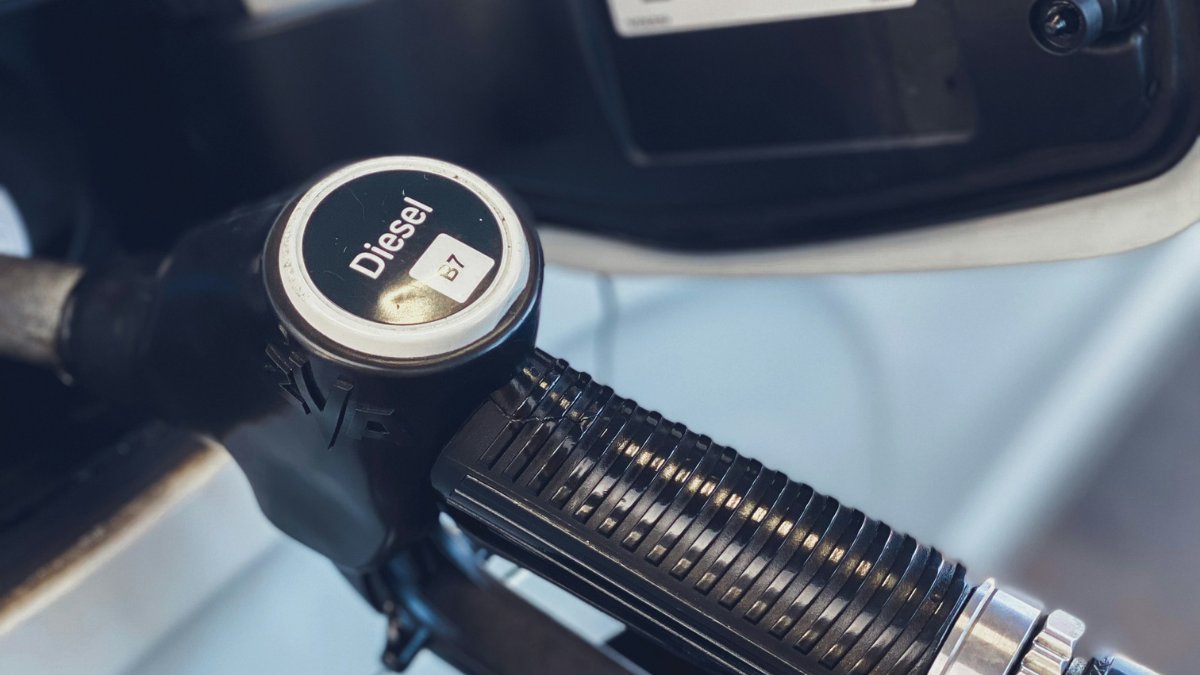 Imagem em close-up de um guidão de bicicleta com uma campainha prateada da marca Bell e manopla preta.