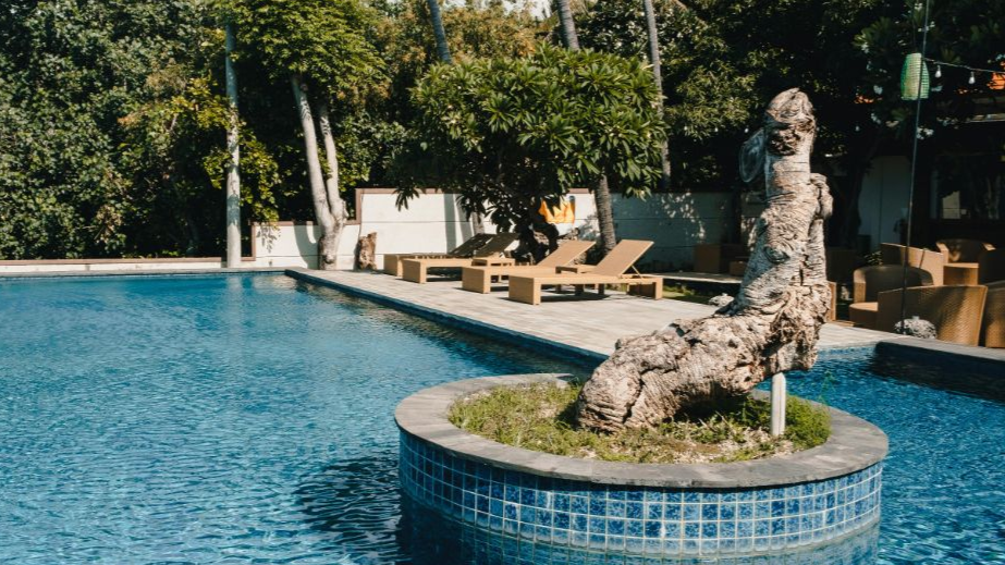 Pool with center isle