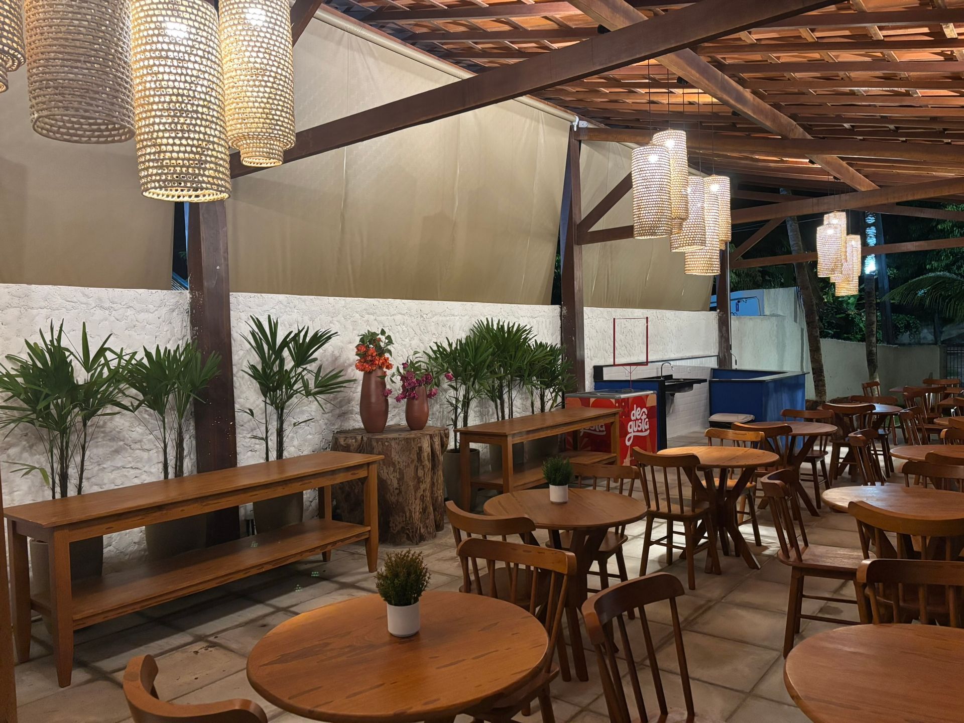 Há muitas mesas e cadeiras no restaurante. Coralli Pousada