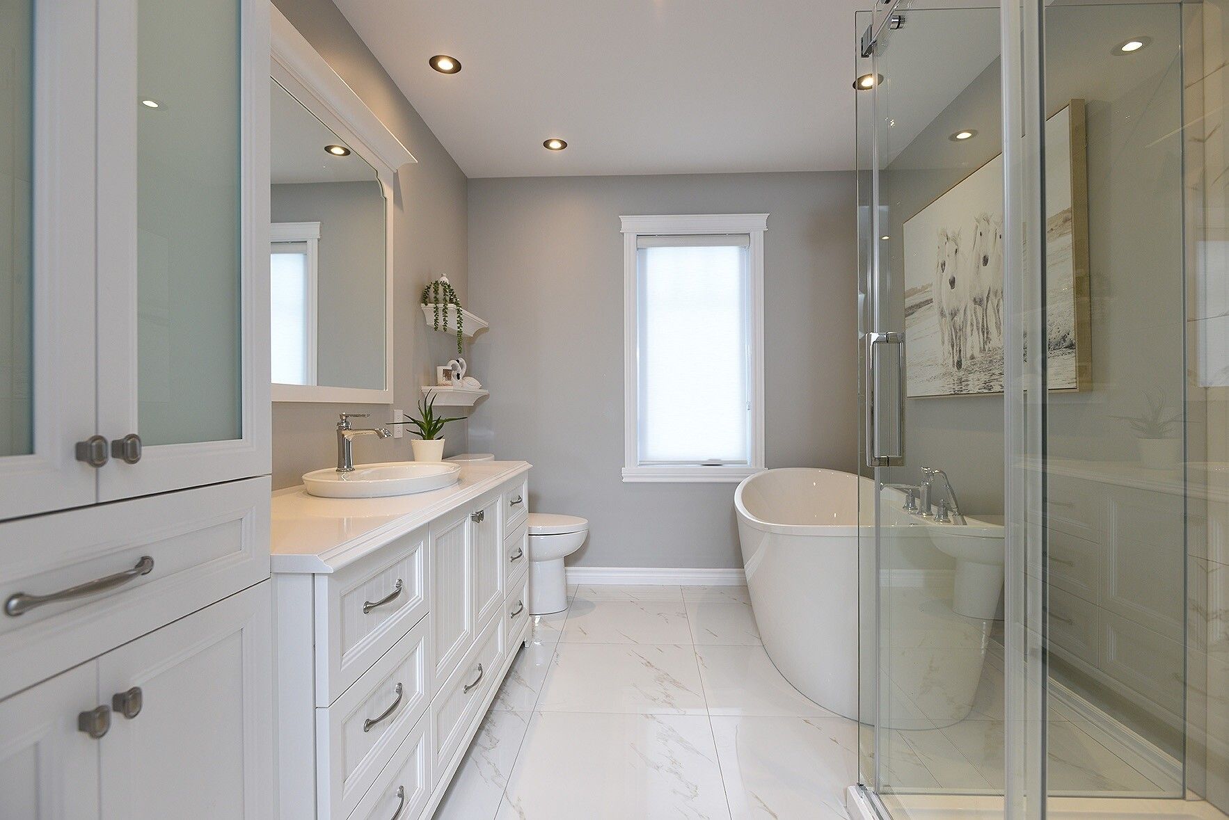 Une salle de bain avec baignoire, lavabo, WC et douche.