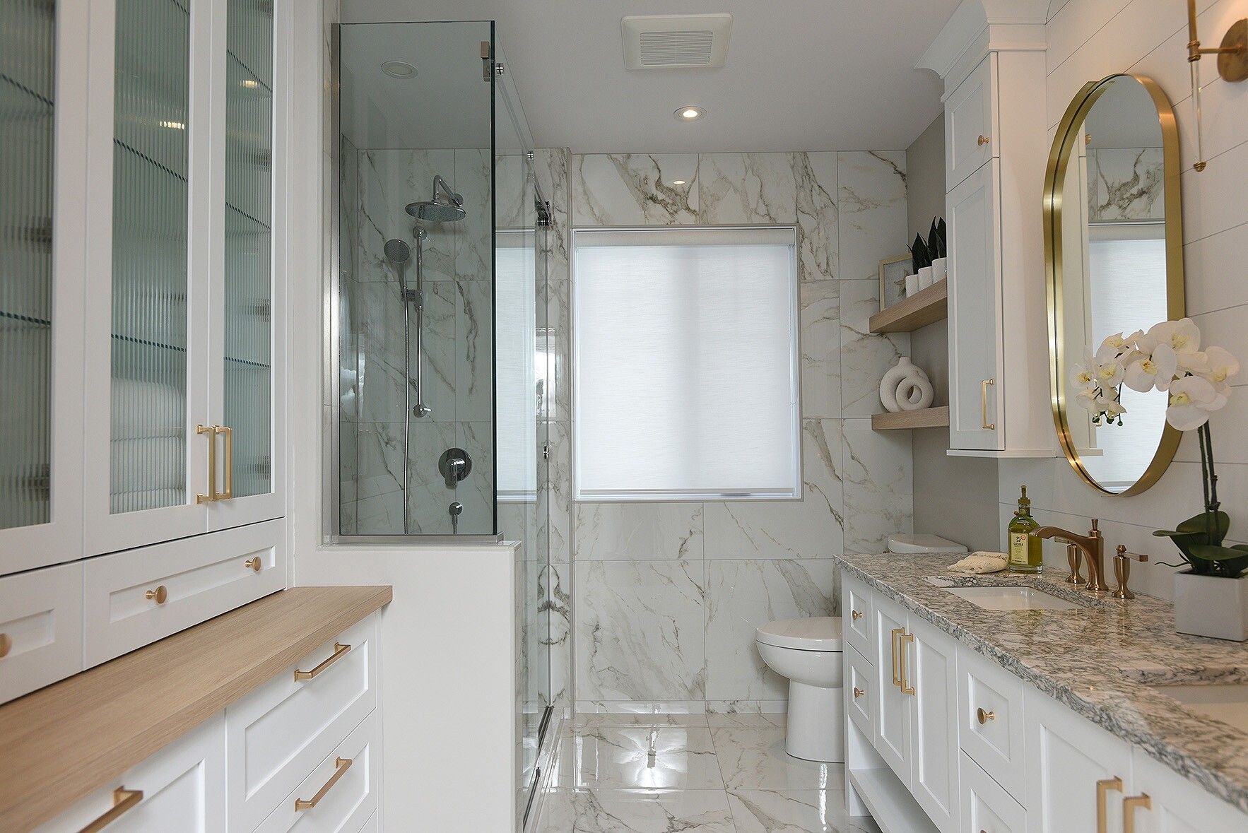 Une salle de bain avec WC, lavabo, miroir et douche.