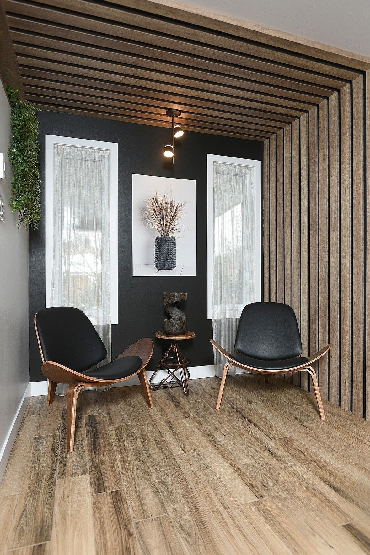 Un salon avec deux chaises et une table.