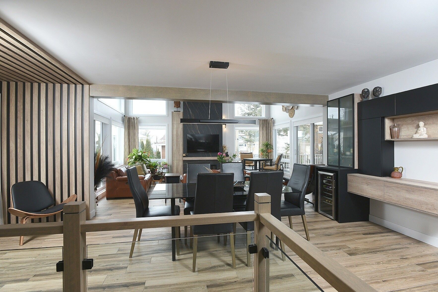 Une grande pièce avec une table à manger et des chaises.