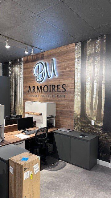 Une pièce avec un mur en bois et un panneau indiquant des armoires dessus.