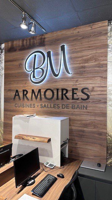 Un mur en bois avec un panneau indiquant des armoires dessus