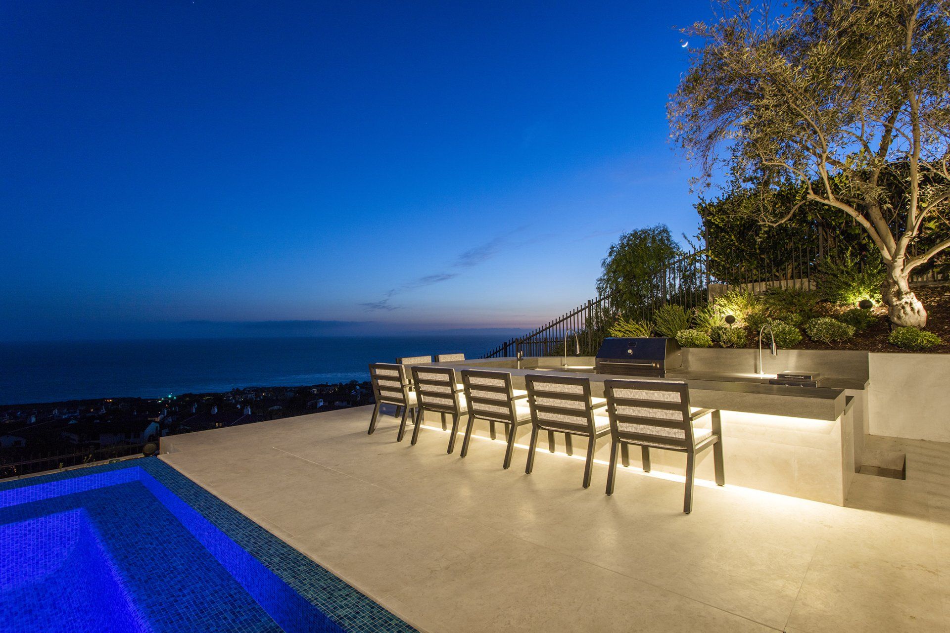 Exterior of a Contemporary Spanish Revival house in Corona Del Mar, CA designed by Homer Oatman