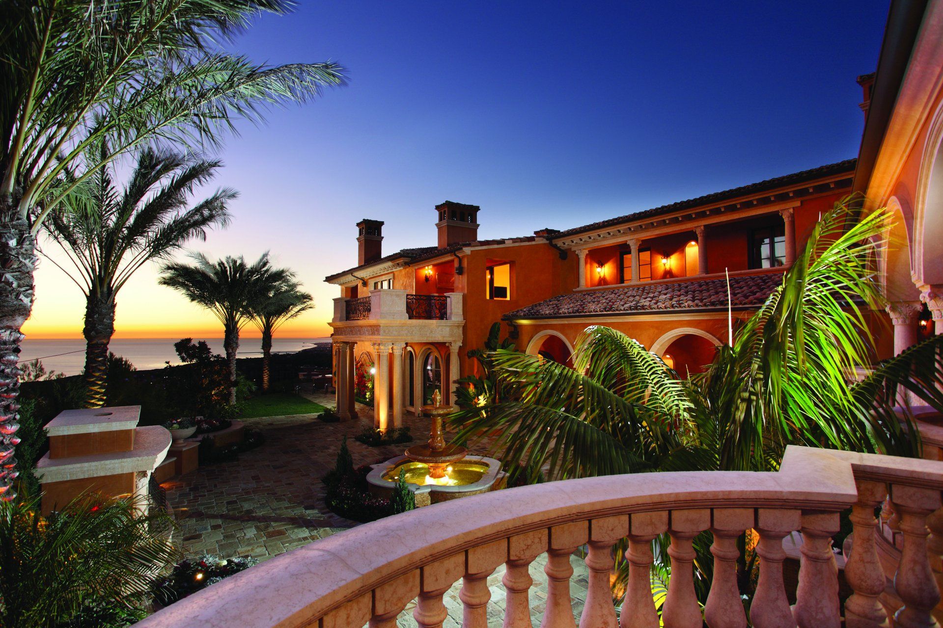 Exterior of Crystal Cove house designed by Oatman Architects