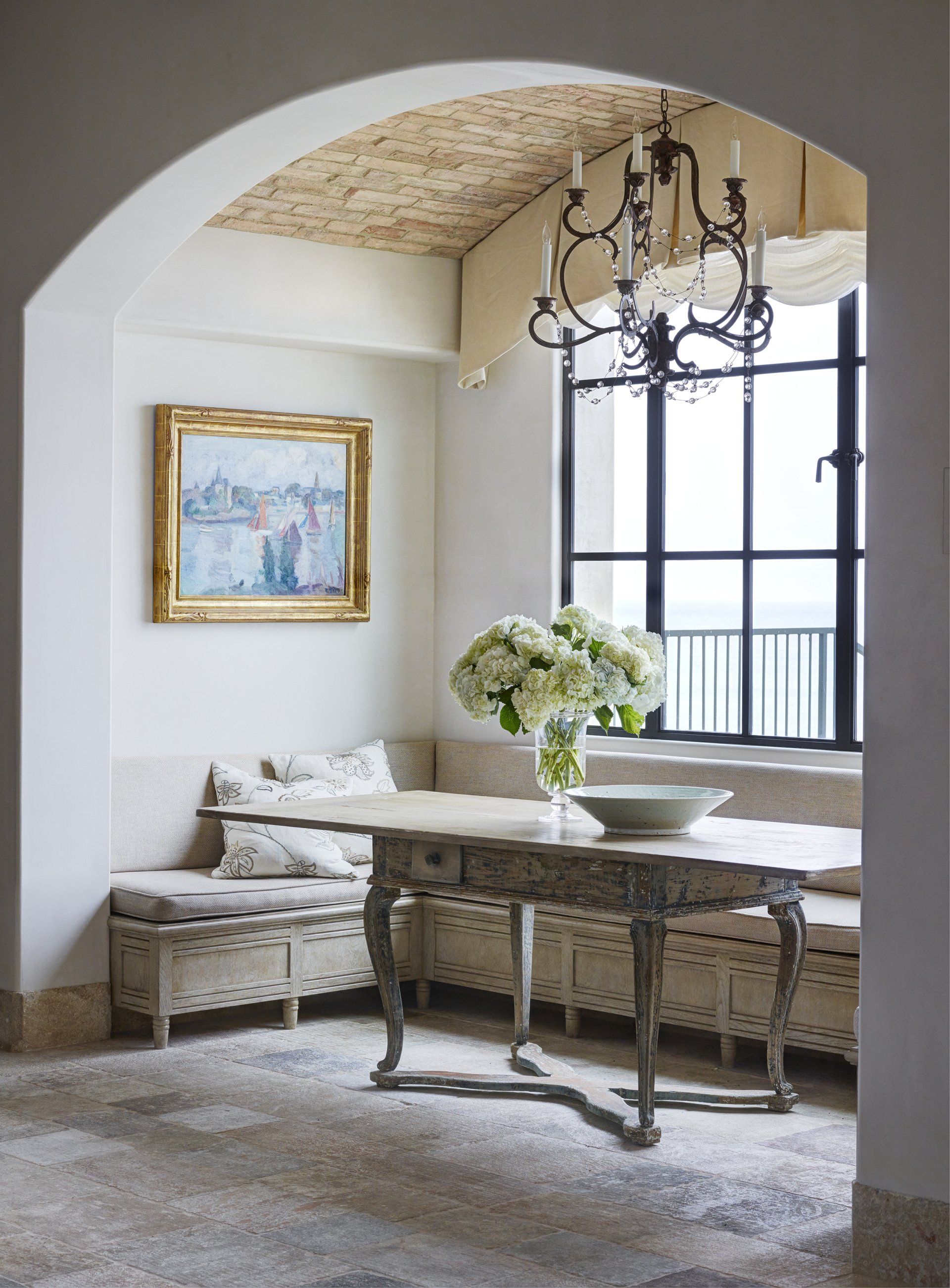 Hallway in a Southern California house designed by Oatman Architects