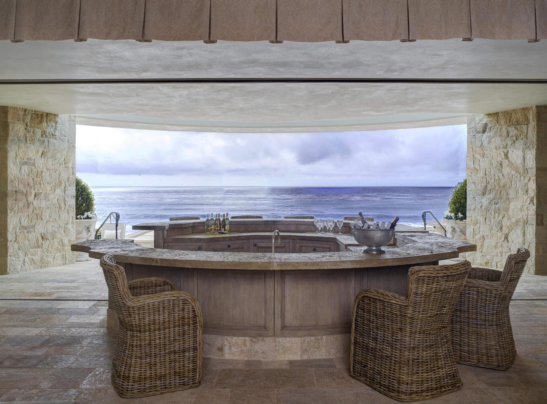 Outdoor bar for Southern California house designed by Oatman Architects